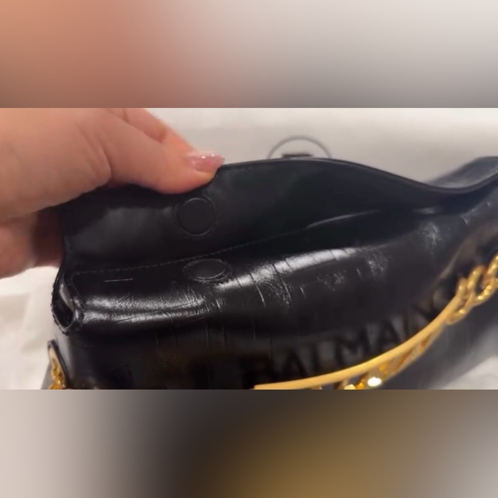 Brand new Balmain Black Leather Shoulder Bag with Gold Logo Chain - Picture 2 of 3